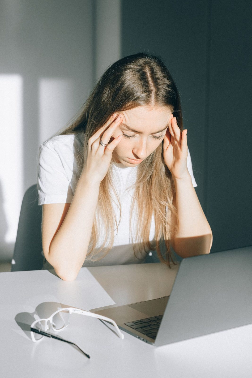 Persona con dolor de cabeza intenso – consulta por cefalea y migraña en Florida, Vicente López